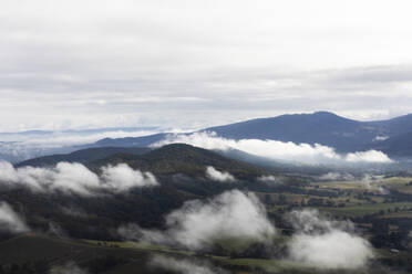 Luftaufnahme von Scenic Beauty of Rolling Hills Under Low Clouds, Victoria, Australien. - AAEF23862