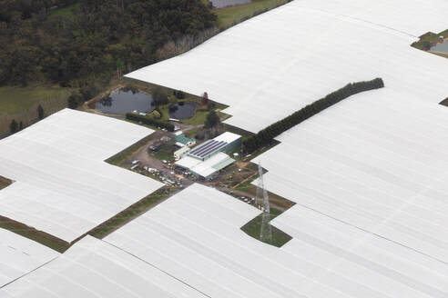 Luftaufnahme von landwirtschaftlichen Schutzbögen, Victoria, Australien. - AAEF23865