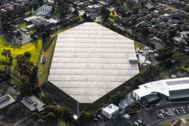 Luftaufnahme eines industriellen Wasserspeichers zum Schutz des Inhalts in einem Vorstadtgebiet, Victoria, Australien. - AAEF23868