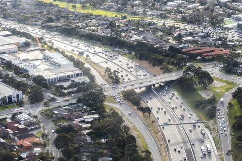 Luftaufnahme einer modernen Schnellstraße, die Industrie- und Wohngebiete verbindet, Victoria, Australien. - AAEF23871