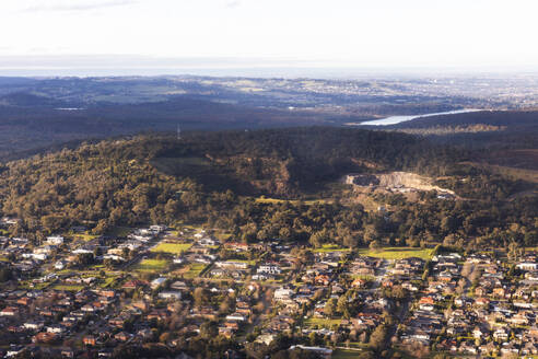 Luftaufnahme eines Wohngebiets in der Nähe eines Tagebaus, Victoria, Australien. - AAEF23875