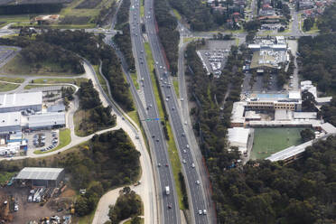 Luftaufnahme des Sleek Motorway, der die Schule und das Sport- und Erholungsgebiet verbindet, Victoria, Australien. - AAEF23877