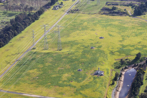Luftaufnahme von Hochspannungsmasten in offenen Grünflächen, Victoria, Australien. - AAEF23878