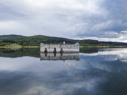 Luftaufnahme der versunkenen Kirche mit seiner Wasserspiegelung im Jrebchevo-Stausee, Bulgarien. - AAEF23903