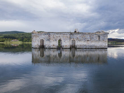 Luftaufnahme der Versunkenen Kirche und Wasserspiegelung im Jrebchevo-Damm, Bulgarien. - AAEF23904