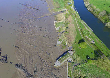 Luftaufnahme eines am Ufer gestrandeten Schiffswracks, Severn River, Purton, Vereinigtes Königreich. - AAEF23911