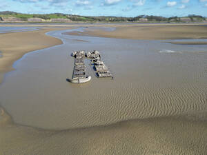 Luftaufnahme eines im Fluss Severn gesunkenen Schiffswracks, Gloucester, England, Vereinigtes Königreich. - AAEF23920