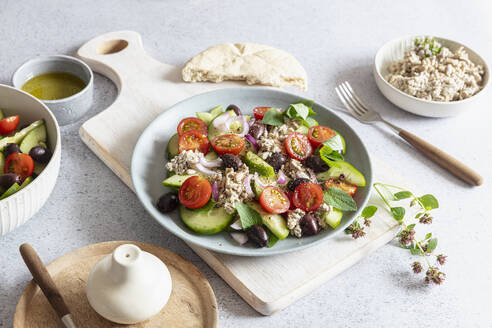 Griechischer Salat mit veganem Feta-Käse aus Sonnenblumenkernen - EVGF04393