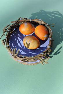 studio, AltesLand, Hamburg, Germany, easter decoration, egg, orange, diy, doityourself, green, happy eastern, deco, nest, violett, nails, hazelnut branches, minimal - GISF00983