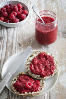 Studioaufnahme von Dinkelbrötchen mit Himbeermarmelade - EVGF04408