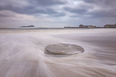 UK, Schottland, North Berwick, Langzeitbelichtung von Wellen, die während des Sturms Babet auf den Strand prallen - SMAF02637