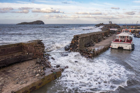 UK, Schottland, North Berwick, Durchbruch in der Hafenmauer nach Sturm Babet - SMAF02644