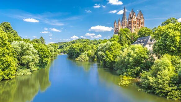 Germany, Hesse, Limburg-Weilburg, River Lahn in summer with Limburg Cathedral in background - MHF00732