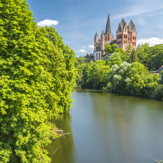 Deutschland, Hessen, Limburg-Weilburg, Fluss Lahn im Sommer mit Limburger Dom im Hintergrund - MHF00733