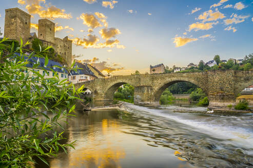 Germany, Hesse, Runkel, Stone arch bridge over river Lahn at sunset - MHF00735