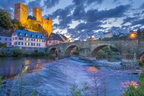 Deutschland, Hessen, Runkel, Steinbogenbrücke über die Lahn in der Abenddämmerung - MHF00736