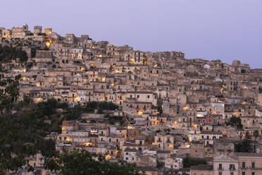 Italien, Sizilien, Modica, Häuser am Hang in der Abenddämmerung - FCF02158