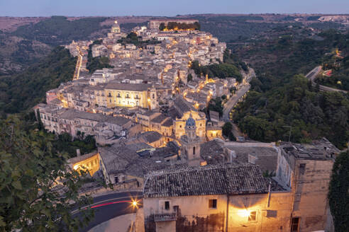 Italy, Sicily, Modica, Old town seen from Duomo of San Giorgio at dusk - FCF02161