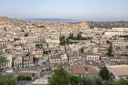 Italien, Sizilien, Modica, Blick auf das Altstadtviertel - FCF02163