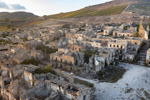 Italien, Sizilien, Poggioreale, Durch Erdbeben zerstörte Geisterstadt - FCF02166