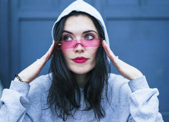 Junge Frau mit rosa Lippenstift und intelligenter Brille - SVCF00398