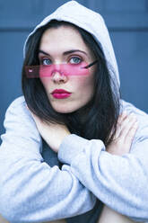Frau mit Kapuzenshirt und intelligenter Brille - SVCF00399