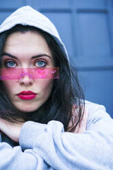 Junge Frau trägt eine rosafarbene intelligente Brille - SVCF00400