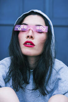 Junge Frau trägt eine intelligente Brille mit Kreisformen - SVCF00401