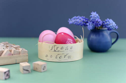 Studio shot of pink Easter eggs in box - GISF00990