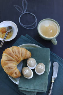 Studioaufnahme von Croissant, Tasse Kaffee und Ostereiern - GISF00991