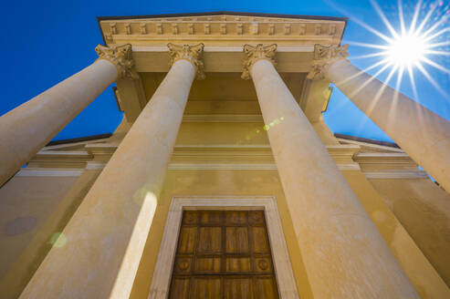 Italy, Veneto, Bardolino, Sun shining over facade of Church of San Nicolo and San Severo - MHF00738