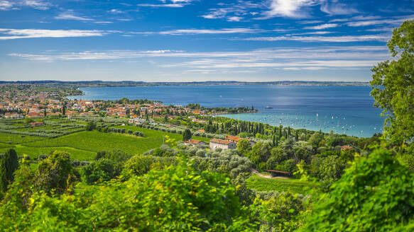 Italien, Venetien, Bardolino, Blick auf das Dorf am Ufer des Gardasees im Sommer - MHF00739