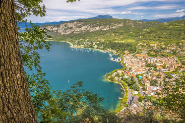 Italien, Venetien, Garda, Blick auf eine Stadt am Ufer des Gardasees im Sommer - MHF00740