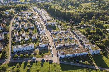 Deutschland, Baden-Württemberg, Esslingen, Luftaufnahme eines modernen energieeffizienten Stadtteils im Sommer - WDF07448