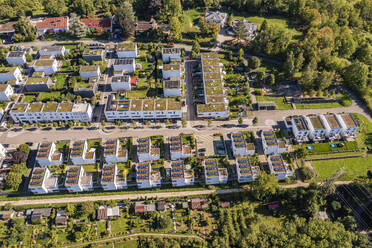 Deutschland, Baden-Württemberg, Esslingen, Luftaufnahme eines modernen energieeffizienten Stadtteils im Sommer - WDF07449