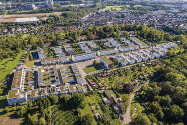 Deutschland, Baden-Württemberg, Esslingen, Luftaufnahme eines modernen energieeffizienten Stadtteils im Sommer - WDF07451