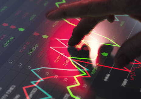 Händler, der Finanzdaten auf dem Bildschirm analysiert - ABRF01110