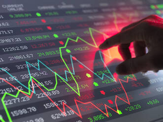 Händler prüft Börsendiagrammdaten auf dem Bildschirm - ABRF01113
