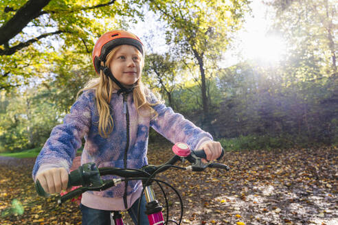 Mädchen Radfahren im Park an einem sonnigen Tag - IHF01825