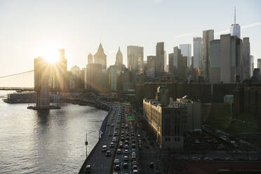 Sonnenuntergang über Wolkenkratzern in der Nähe der Brooklyn-Brücke in New York City - MMPF01000