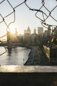 Städtische Skyline von der Manhattan-Brücke bei Sonnenuntergang in New York City - MMPF01001