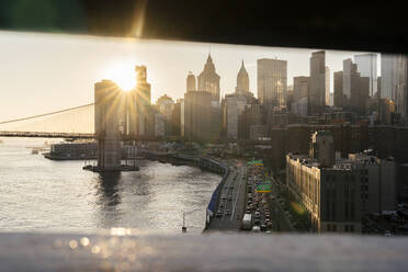 Moderne Wolkenkratzer von Manhattan Brücke bei Sonnenuntergang in der Stadt - MMPF01002