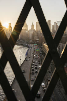Innenstadt von der Manhattan-Brücke bei Sonnenuntergang - MMPF01003