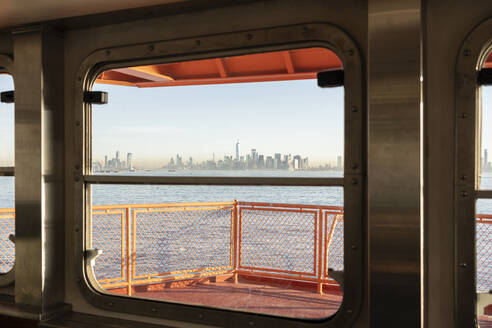 Lower Manhattan in der Nähe des Hudson River von der Südfähre aus - MMPF01007