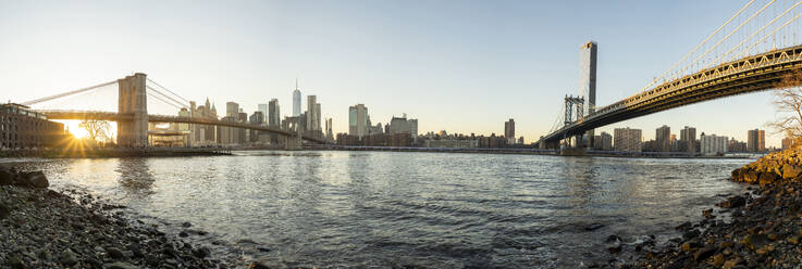 Berühmte Brücken, die die Skyline von Manhattan mit dem Stadtteil Dumbo verbinden, New York City - MMPF01013
