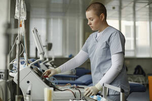Mitarbeiter des Gesundheitswesens beim Einrichten der Ausrüstung im Blutspendezentrum - KPEF00333