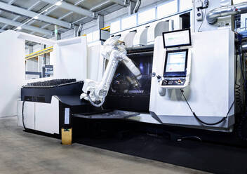 Roboterarm mit Maschine in der Fabrik - CVF02681