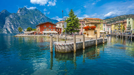 Italien, Trentino, Torbole, Hafen einer Stadt am Ufer des Gardasees - MHF00741