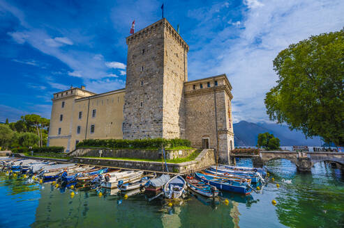 Italien, Trentino, Riva del Garda, Boote vor der Burg Rocca di Riva festgemacht - MHF00742