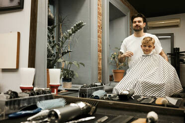 Ein Friseur bereitet einen Kunden auf den Haarschnitt vor - MRPF00020